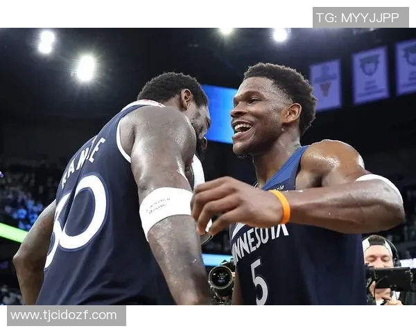 爱德华兹上半场表现平平15投6中三分仅1中收获17分1板2助