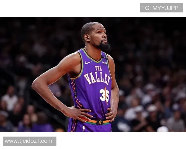 杜兰特场边轻松愉快与火箭助教艾维畅谈免战牌背后心态揭秘