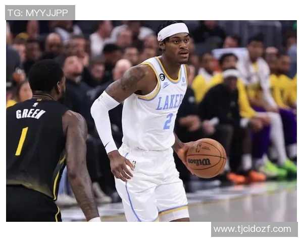 拉拉维亚称赞范德比尔特防守表现为球队奠定坚实基础